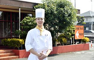 ロイヤルホールディングス株式会社 入社半年間の研修あり!同期と共にキャリアを築き上げよう!