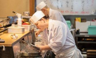 1年目から沢山の食材に触れ、実践的な環境で働ける好環境!