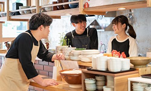 圧倒的な自由度をテーマに展開中！
残業０時間！安定性も大切な貴方へ！
「働く」をとことん楽しめる飲食企業☆